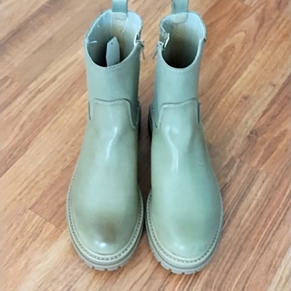NWT Lug Chelsea Boots, Size 9